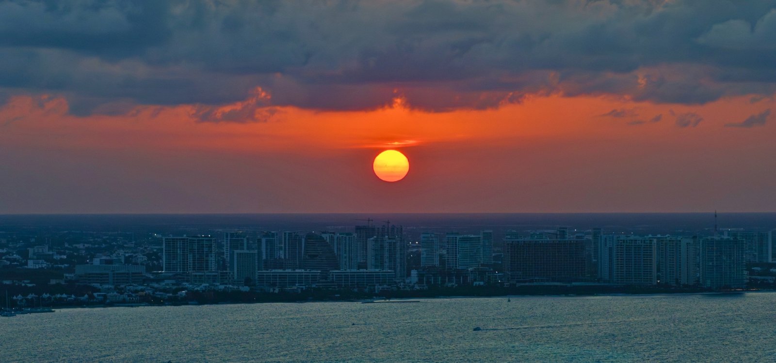 Wallpaper Cancun HRE 3 Ejemplo · Puerto Cancún: qué buscar en un penthouse frente a la marina