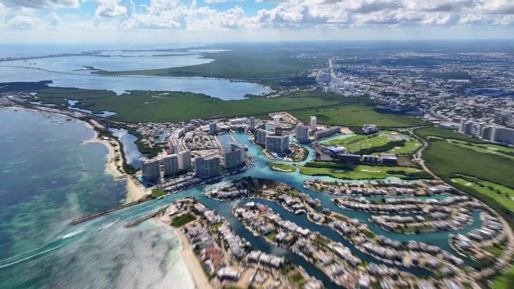 Vista aérea de Puerto Cancún y la laguna