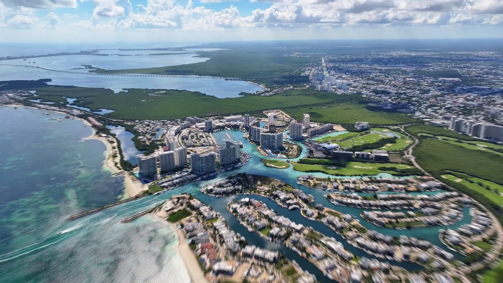 Vista aérea de Puerto Cancún y la laguna Ejemplo · Torre Laguna